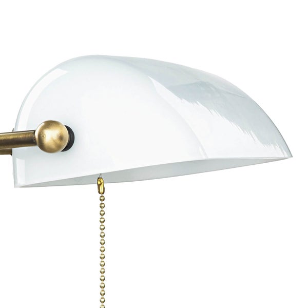 Nahaufnahme einer weißen Bankerlampe mit Zugschalter