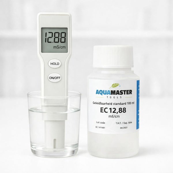 Digitales Leitfähigkeitsmessgerät in einem Glas Wasser neben einer 100 Milliliter Flasche Kalibrierflüssigkeit von Aqua Master Tools.