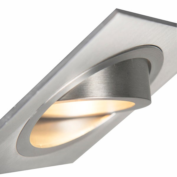 Quadratischer LED-Einbaustrahler aus gebürstetem Metall, schwenkbar, mit warmweißem Licht.