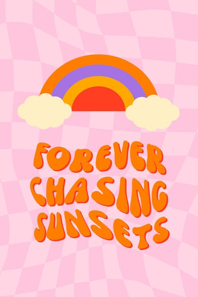 Grafik mit einem Regenbogen, Wolken und dem Text Forever Chasing Sunsets