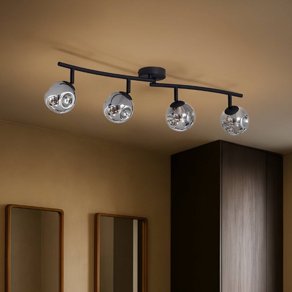 Deckenleuchte mit vier Spots und runden Lampenschirmen