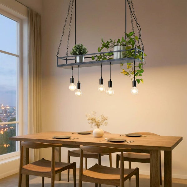 Esszimmer mit Esstisch und hängender Pflanzenleuchte mit Glühbirnen