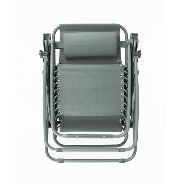 Zusammengeklappte Gartenliege aus Metall und Textilgewebe mit Kopfpolster in Salbeigrün.