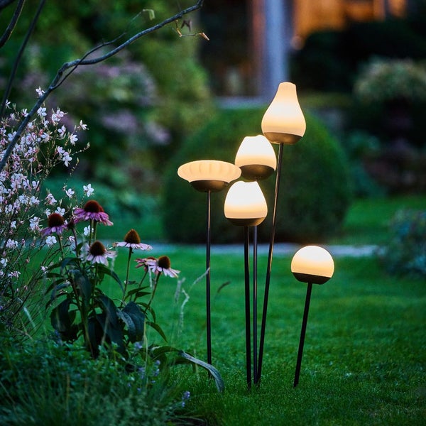 Garten mit Blumen und mehreren Gartenleuchten