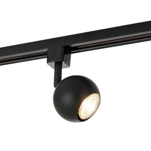 Schwarzer, kugelförmiger Strahler für Stromschienensysteme mit eingeschaltetem Leuchtmittel.