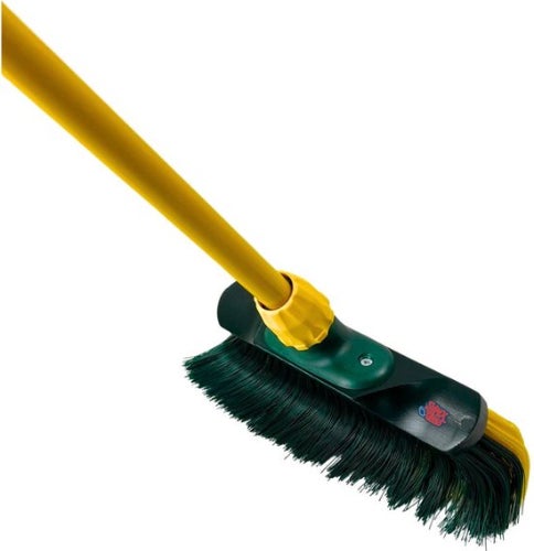 Terrassenbürste mit Stiel für die Reinigung von Aussenbereichen