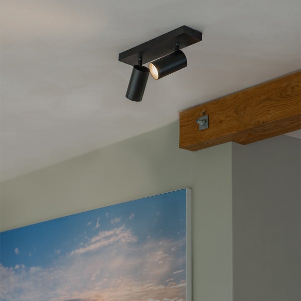 Deckenleuchte mit zwei Strahlern an einer Holzdecke
