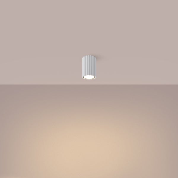 Weiße Deckenleuchte mit gerippter Oberfläche.