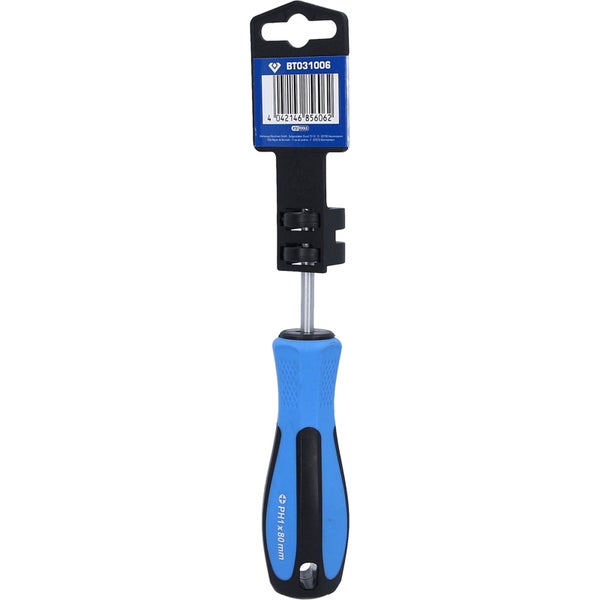 Ein Mann verwendet ein Brechstange unter einem Auto auf einer Hebebühne.