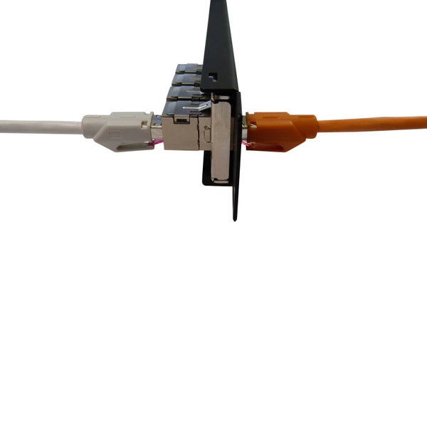 RJ45 Keystone-Modul Kupplung in einem Montagerahmen mit zwei eingesteckten Netzwerkkabeln, Seitenansicht.