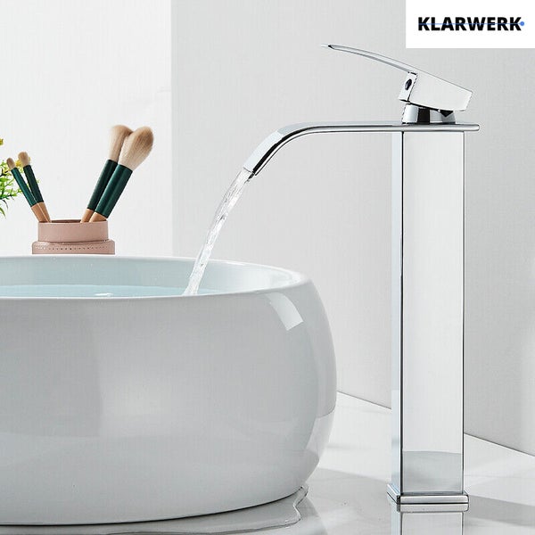 Hohe Klarwerk Waschtischarmatur in modernem Design mit fließendem Wasser über einem runden Waschbecken.