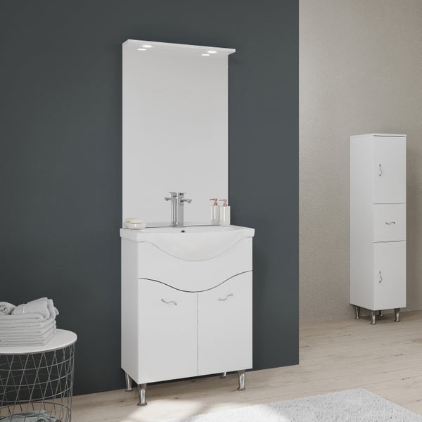 Badezimmer-Set bestehend aus Waschbeckenunterschrank mit Spiegel und Hochschrank in Weiß mit geschwungenen Fronten und Metallfüßen.