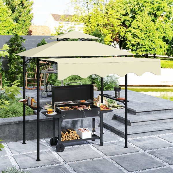Grillpavillon mit Doppeldach und Markise über einem Holzkohlegrill auf einer modernen Terrasse mit grauen Steinplatten und grüner Bepflanzung.