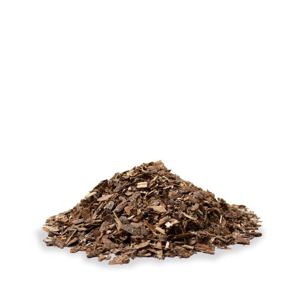 Haufen aus Rindenmulch zur Bodenabdeckung und Gartenpflege.