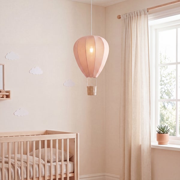 Eine Deckenleuchte in Form eines Heißluftballons hängt über einem Kinderbett in einem hell eingerichteten Kinderzimmer.
