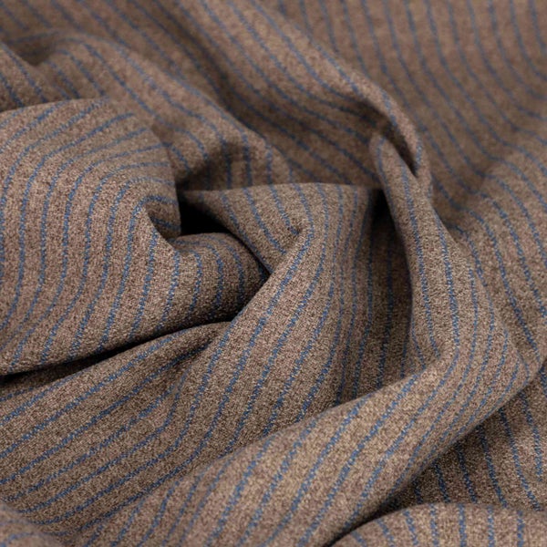 Detailansicht eines braunen Stoffes mit blauen Streifen.