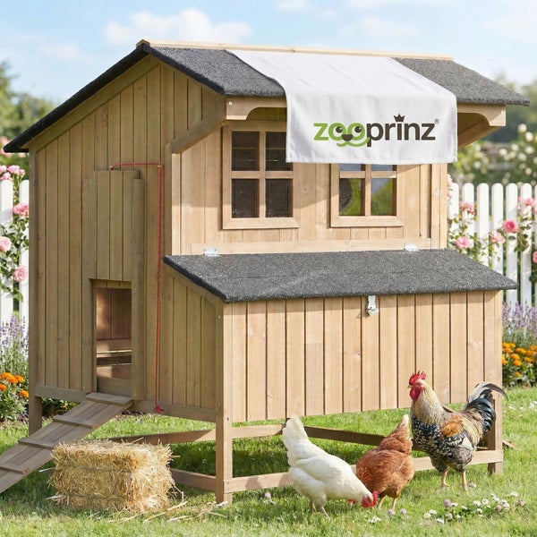 Zooprinz Logo. Hühnerstall aus Holz mit Bitumendach, Fenstern, Rampe und Nistkasten auf einer Wiese mit Hühnern und einem Strohballen.