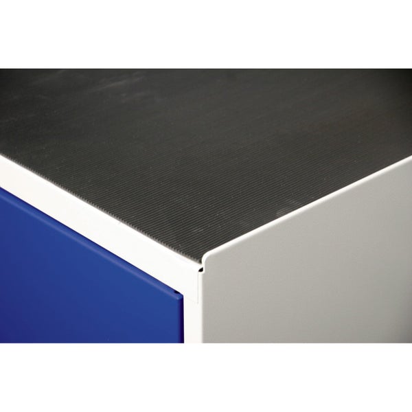 Nahaufnahme der Oberseite eines Werkstattschranks mit geriffelter Gummimatte und Schutzkante.