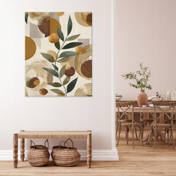 Wandbild mit abstraktem Pflanzenmotiv und geometrischen Formen, aufgehängt über einer Holzbank mit Rattankörben in einem modern eingerichteten Raum.