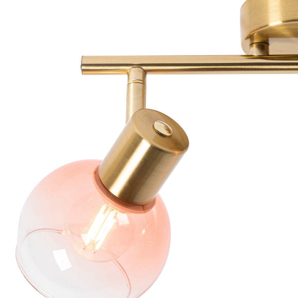 Nahaufnahme einer goldenen Deckenleuchte mit einem transparenten Lampenschirm