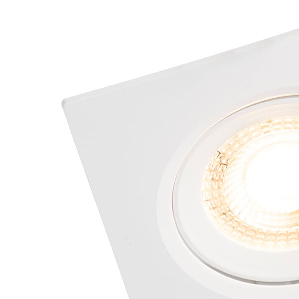 Quadratischer LED-Einbaustrahler mit warmweißem Licht.