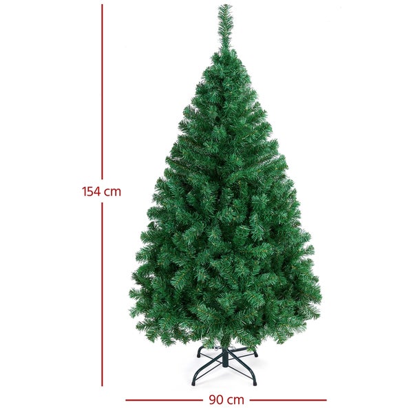 Weihnachtsszene mit geschmücktem Baum, Geschenken und Kamin