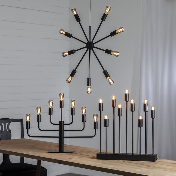 Dekorative Beleuchtung mit einer Hängeleuchte und zwei Tischleuchten auf einem Holztisch.