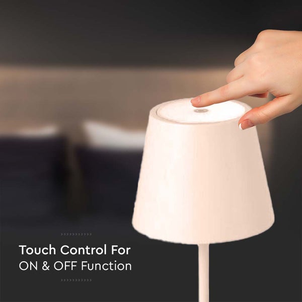 Dekorative Tischleuchte mit Touch-Funktion wird von einer Hand bedient