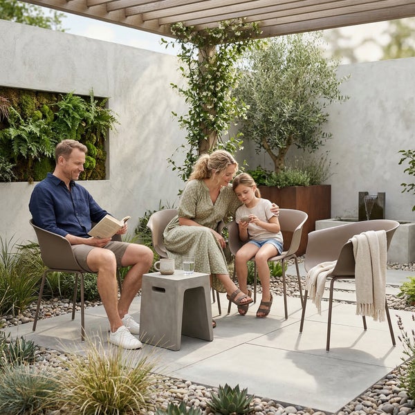 Heller, moderner Garten mit Holzpergola, grauen Steinplatten, vertikaler Begrünung, beigen Gartenstühlen und einer entspannten Familie.