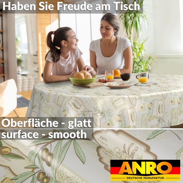 Rundes Tischtuch mit glatter Oberfläche und Oliven-Muster in hellem Esszimmer mit Frau und Kind. ANRO Deutsche Manufaktur Logo.