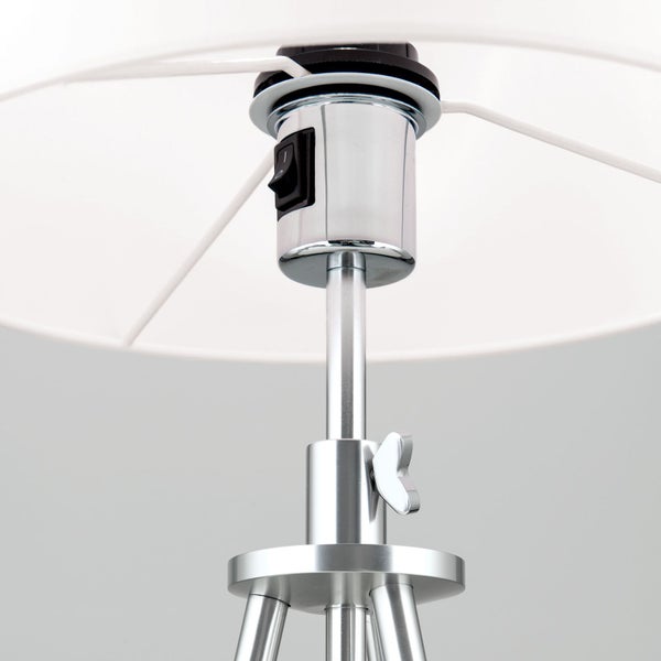 Detailansicht einer Stehlampe mit Schalter und Verstellschraube