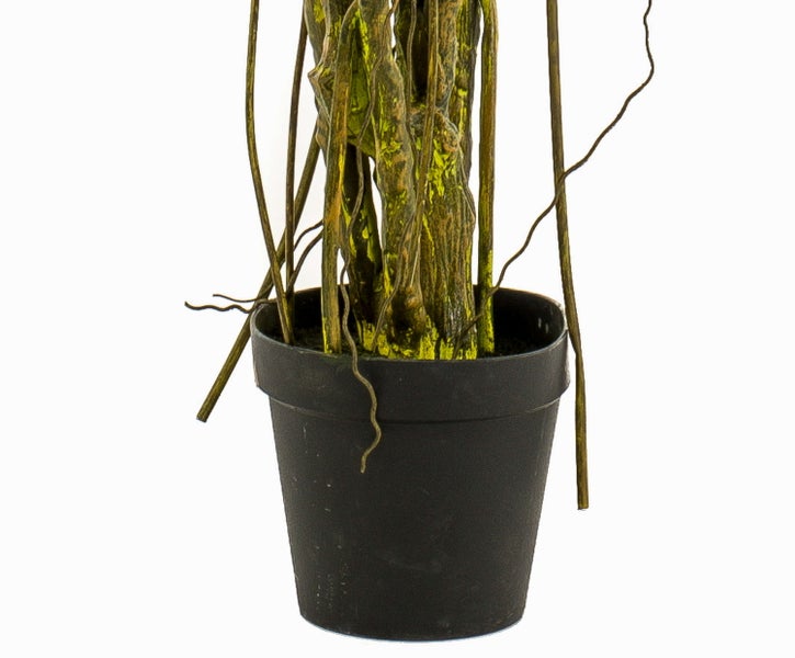 Brauner künstlicher Pflanzenstamm in einem schwarzen Kunststofftopf.
