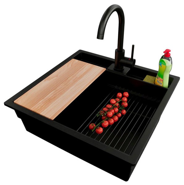 Schwarzes Spülbecken mit Schneidebrett, Abtropfgestell, Armatur, Spülmittel und Tomaten