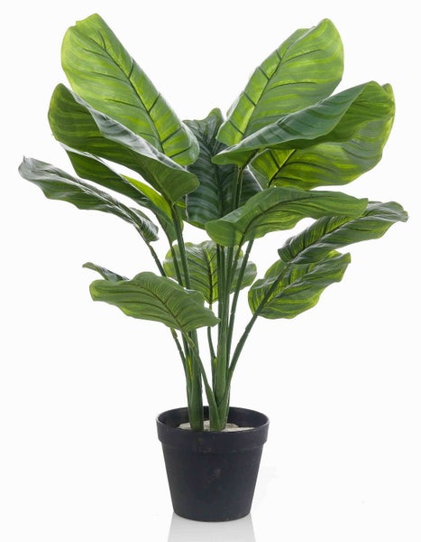 Künstliche Pflanze mit großen grünen Blättern in einem schwarzen Topf.