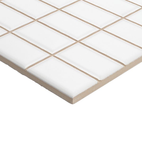 Ein Ausschnitt einer rechteckigen Fliesenmatte mit kleinen, glatten Rechteckfliesen im Verband.