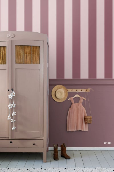 Vliestapete mit vertikalen Streifen und passende Wandfarbe in einem Kinderzimmer mit Holzschrank und Garderobe.