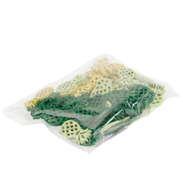 Dekorative Ananasstücke in einer transparenten Verpackung.