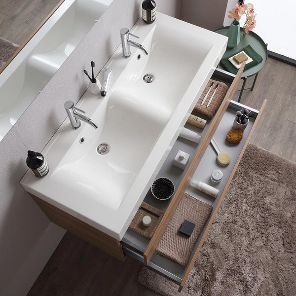 Doppelwaschtisch mit offenem Schubfach im Badezimmer