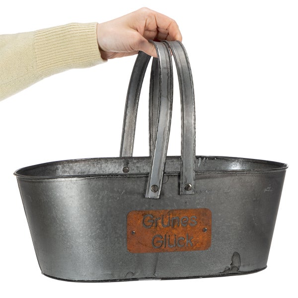 Ovaler Zinkkorb mit zwei langen Henkeln und Schild mit der Aufschrift Grünes Glück.