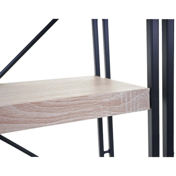 Detailansicht eines Regals mit hellem Holzregal und schwarzem Metallrahmen