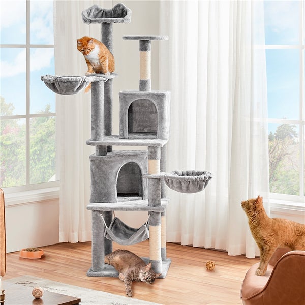 Kratzbaum mit Katzen in einem hellen Raum