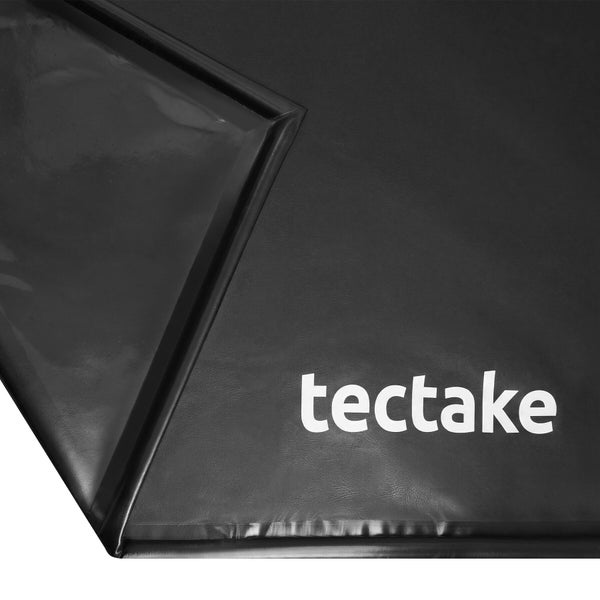 tectake Logo auf einer Oberfläche aus Kunstleder.