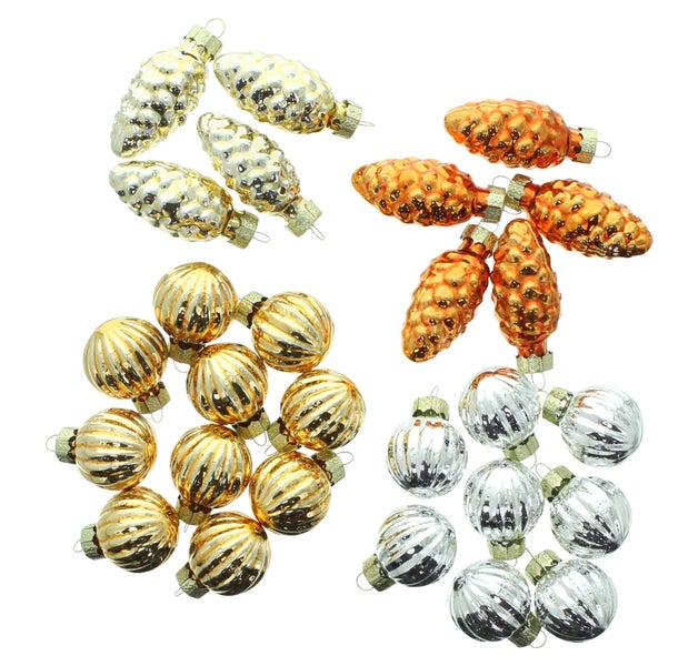 Set mit Weihnachtsbaumschmuck in Zapfen und Kugelform in verschiedenen Ausführungen als festliche Dekoration für den Weihnachtsbaum