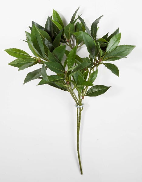 Grüne künstliche Ahornblätter an einem Zweig mit detaillierten Blattadern und gezackten Rändern.