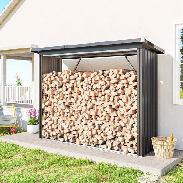 Holzlager gefüllt mit Brennholz vor Hauswand