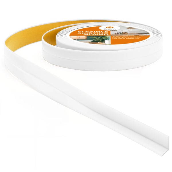 Quest weiche Sockelleiste als Rolle für Fußbodenbeläge mit selbstklebendem Streifen.