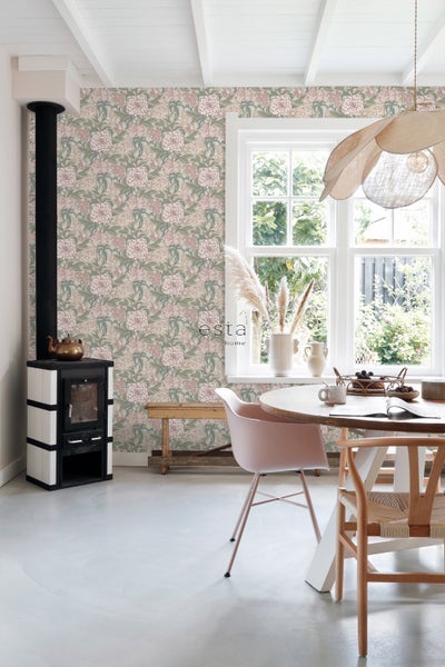 Heller Raum mit floral gemusterter Tapete, Ofen und Esstisch