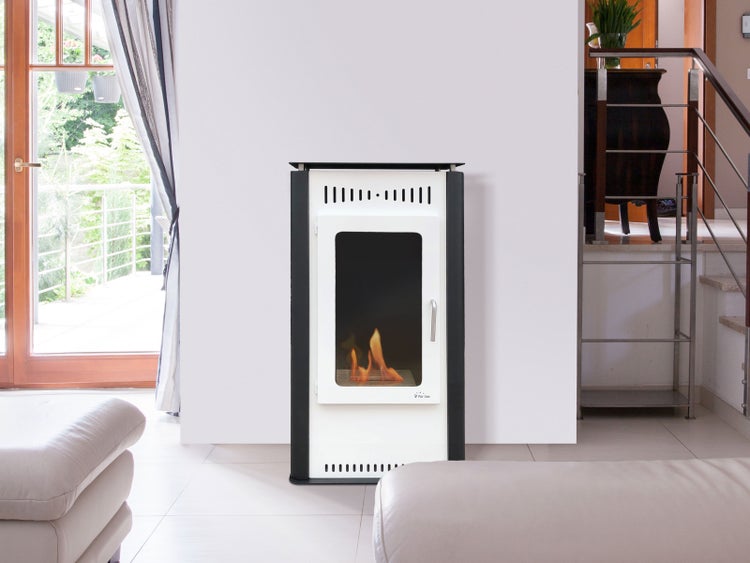 Bio Ethanol Kamin in einem Wohnraum mit Couch und Fenster