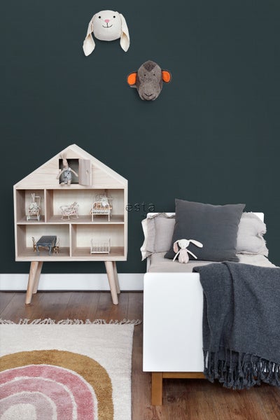 Kinderzimmer mit Puppenhaus, Bett und Teppich