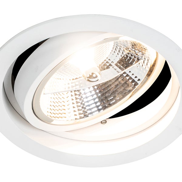 Schwenkbarer Einbaustrahler in Weiß mit eingeschaltetem Leuchtmittel und Reflektor.